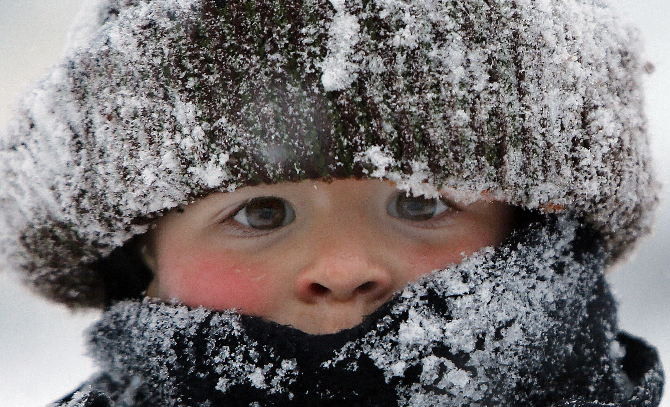 Сильный мороз 5. Зима холодно. Сильный Мороз. Дети в снегу. Мальчик в снегу.
